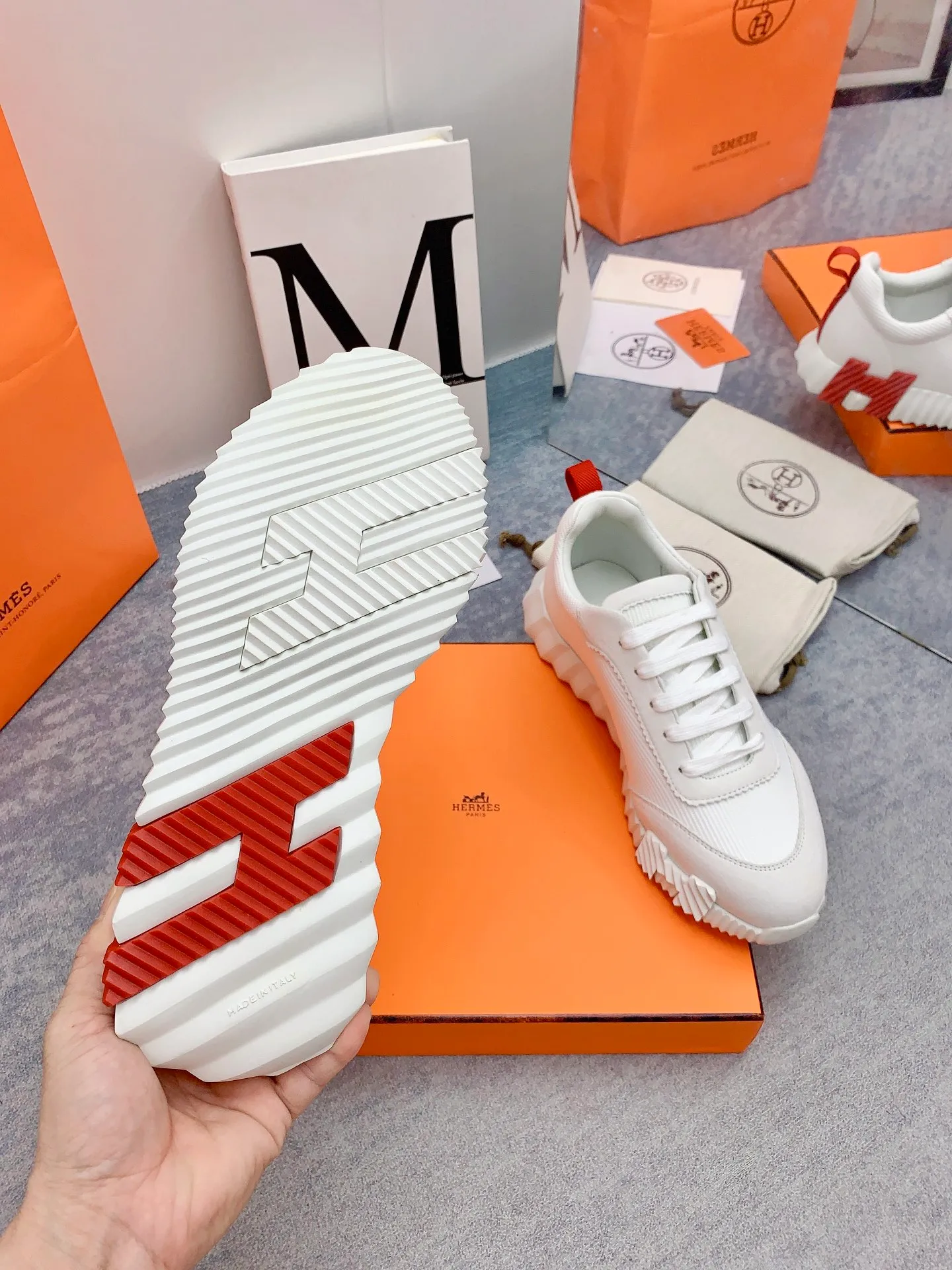 👟👟Ex-factory price 640👟👟 [Hermes] New Bouncing Couple 👫Sneakers. The most comfortable shoes from Hermès, no one else⃣️. They are very light on the feet and very beautiful. You will not feel tired when you go shopping and running around. 👍 The overall suede leather feels very good, very beautiful and very versatile. It is very light, comfortable and extremely light, suitable for both sports and leisure. It feels great to step on! 30+ men's and women's color combinations. You can choose, there will always be what you want~ ✅Fabric: Imported high mercerized sheep + original rain velvet ✅Inner: Imported silk sheepskin for lining insole ✅Outsole: Seamless combination of IP+TPU (multi-color letters) German technology irradiation machine ✅Code number: 35-41 for women and 38-46 for men (41 for women, 45.46 for men, customized and non-returnable)